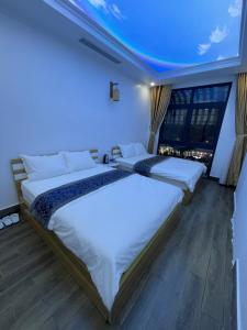 Кровать или кровати в номере Rose Hotel - Grand World Phu Quoc