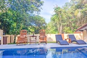 Hồ bơi trong/gần The glade