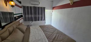 ein Schlafzimmer mit einem Bett und einem Vorhang in der Unterkunft Khao Ban Eing 