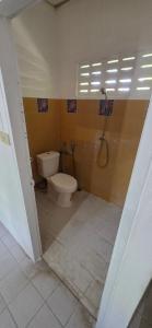 ein Badezimmer mit Toilette und Dusche in der Unterkunft Khao Ban Eing 