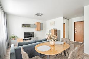 TV a/nebo společenská místnost v ubytování Cozy Studio