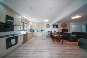 特鲁欧克比赫斯Allee coco的一个带桌子和饭厅的大厨房