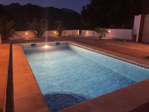 ein Swimmingpool in einem Hinterhof bei Nacht in der Unterkunft Casa Calmante - Stunning 3-bedroom Villa with Private Pool in Cómpeta