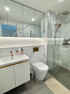 Ένα μπάνιο στο Art filled 2b2b Apt Family Friendly Free Parking