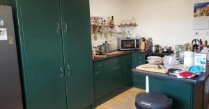 ArdaghStay with Jack 2的配有绿色橱柜和台面的厨房