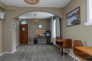 comedor con arco, mesa y sillas en Old Town Reykjavik, en Reikiavik