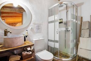 un bagno con doccia, WC e lavandino di Quinta do Silêncio a Tavira Altre 37 foto