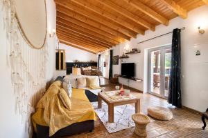 un soggiorno con un divano e un tavolo di Quinta do Silêncio a Tavira