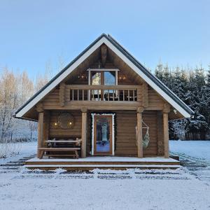 ein kleines Blockhaus mit Schnee auf dem Boden in der Unterkunft 2-bedroom, fenced yard, sauna, 10 min to Pärnu in Pärnu
