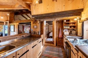 eine Küche mit Holzschränken und einer Spüle in der Unterkunft Kaiserhaus Holiday Apartments in Ebbs