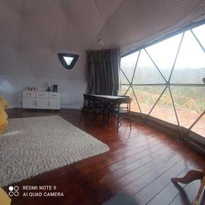 een eetkamer met een tafel en een groot raam bij Domo Gran Vista 28A 