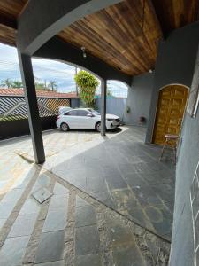 ein Auto in einer Garage mit einem Haus geparkt in der Unterkunft Casa de praia peruibe in Peruíbe