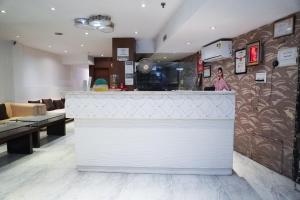 Una televisión o centro de entretenimiento en Goyal Hoteliers Unit II - Agra