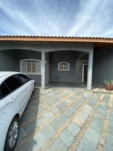 ein weißes Auto, das vor einem Haus parkt in der Unterkunft Casa de praia peruibe in Peruíbe