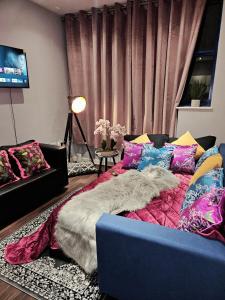 a living room with a blue couch and a bed at Entire 1 Bedroom Apartment in London - 5 Mins from Heathrow - Sleeps 5 in Harmondsworth