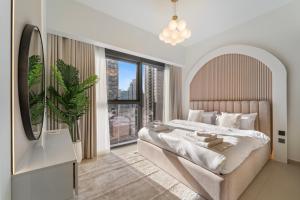 Una cama o camas en una habitación de Modern stylish 2BR Apartment walk to Dubai Mall near Burj Khalifa 24 fotos más