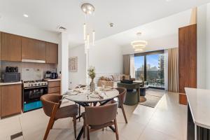 Una cocina o cocineta en Modern stylish 2BR Apartment walk to Dubai Mall near Burj Khalifa