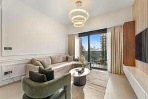 Un lugar para sentarse en Modern stylish 2BR Apartment walk to Dubai Mall near Burj Khalifa