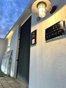 Al GhabbīSUN Chalet的一栋侧面装有阳光捕捉器标志的建筑物