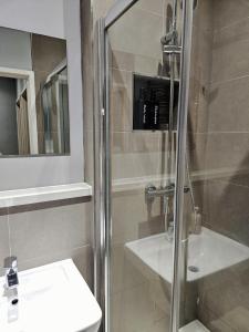 a bathroom with a shower and a toilet and a sink at Entire 1 Bedroom Apartment in London - 5 Mins from Heathrow - Sleeps 5 in Harmondsworth