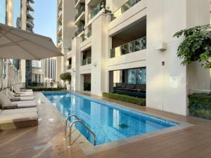 La alberca dentro o cerca de Modern stylish 2BR Apartment walk to Dubai Mall near Burj Khalifa