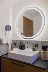 une salle de bains avec un lavabo blanc et un miroir dans l'établissement KitzSki Luxury Apartment ski-in ski-out accommodation, à Mittersill 30 autres photos