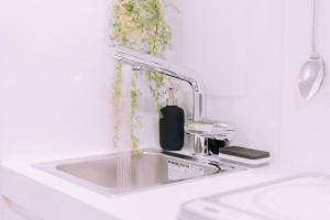 Φωτογραφία από το άλμπουμ του Stylish Minimalist Loft 2 & Gym in Namba Compact Studio 3 σε Wada