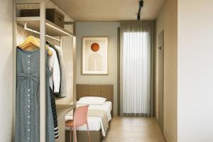 una habitación con dormitorio con cama y armario en Hotel Costa Azzurra, en Grado 1 foto más