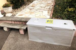 une boîte à outils en métal posée à côté d'un établi dans l'établissement Dream room in basement with private bathroom, à Brügg