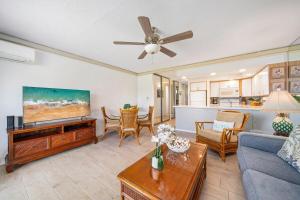 Μια τηλεόραση ή/και κέντρο ψυχαγωγίας στο Papakea B201 · PK B201 Updated Condo w Ocean View