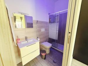ein Badezimmer mit Toilette, Waschbecken und Dusche in der Unterkunft Lili & Aurora Home in Rom + 16 Fotos