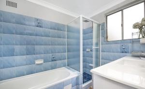 Ένα μπάνιο στο The Villawood Villa - your stylish Sydney stay with vintage charm +27 φωτογραφίες