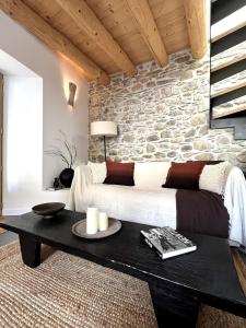 un salon avec un canapé et une table dans l'établissement Grange Aguila - Chalet au pied des pistes, à Vignec