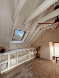 une pièce avec un plafond voûté avec une fenêtre dans l'établissement Grange Aguila - Chalet au pied des pistes, à Vignec