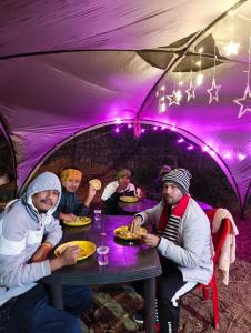 Επισκέπτες που μένουν στο Camp Hornbill