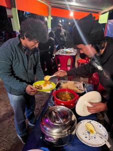 Επισκέπτες που μένουν στο Camp Hornbill