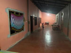 Un pasillo vacío con una pancarta en la pared. en Jaffna hotel style, en Jaffna