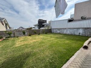 Ein Drachen fliegt über einen Hof in der Unterkunft Kitnet Suíte Premium in Bento Gonçalves