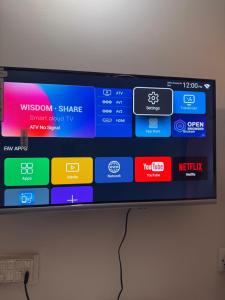 ein Flachbildfernseher, der an einer Wand hängt in der Unterkunft The Ultimate Beachfront Oasis in Karatschi