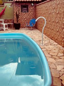 a swimming pool with a pool noodle sticking out of it at Ares da Bocaina Suítes in Bananal