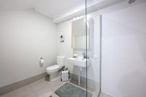 Koupelna v ubytování Coastal Comfort In Golden Bay + 13 fotografií