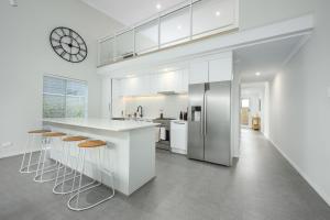 Kuchyň nebo kuchyňský kout v ubytování Coastal Comfort In Golden Bay