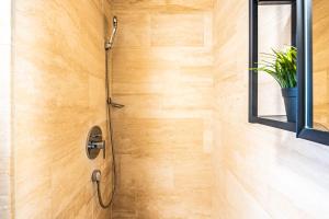 Et badeværelse på Central stylish apartment with shared rooftop terrace and jacuzzi MK2