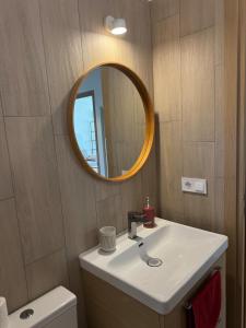un bagno con un lavandino bianco e uno specchio di Cherry & Mountain Appartement ad Ajaccio Altre 8 foto