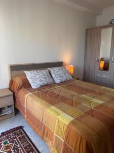 una camera da letto con un letto grande in una stanza di Cherry & Mountain Appartement ad Ajaccio