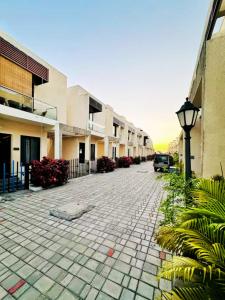 eine leere Straße mit Straßenbeleuchtung und Gebäuden in der Unterkunft Olive Villa ECR - Private 2 BHK villa in Tirupporūr + 9 Fotos