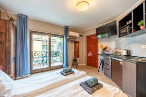 Η κουζίνα ή μικρή κουζίνα στο Rooftop tiny central studio with shared jacuzzi and private balcony MK2