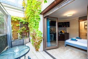 Ένα ή περισσότερα κρεβάτια σε δωμάτιο στο Rooftop tiny central studio with shared jacuzzi and private balcony MK2