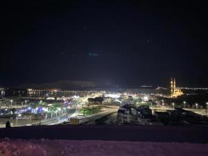 Una vista de una ciudad de noche con luces. en Executive Suites By Aida Sharm El-Sheikh, en Sharm El Sheikh