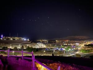 Una vista de una ciudad de noche con luces. en Executive Suites By Aida Sharm El-Sheikh, en Sharm El Sheikh